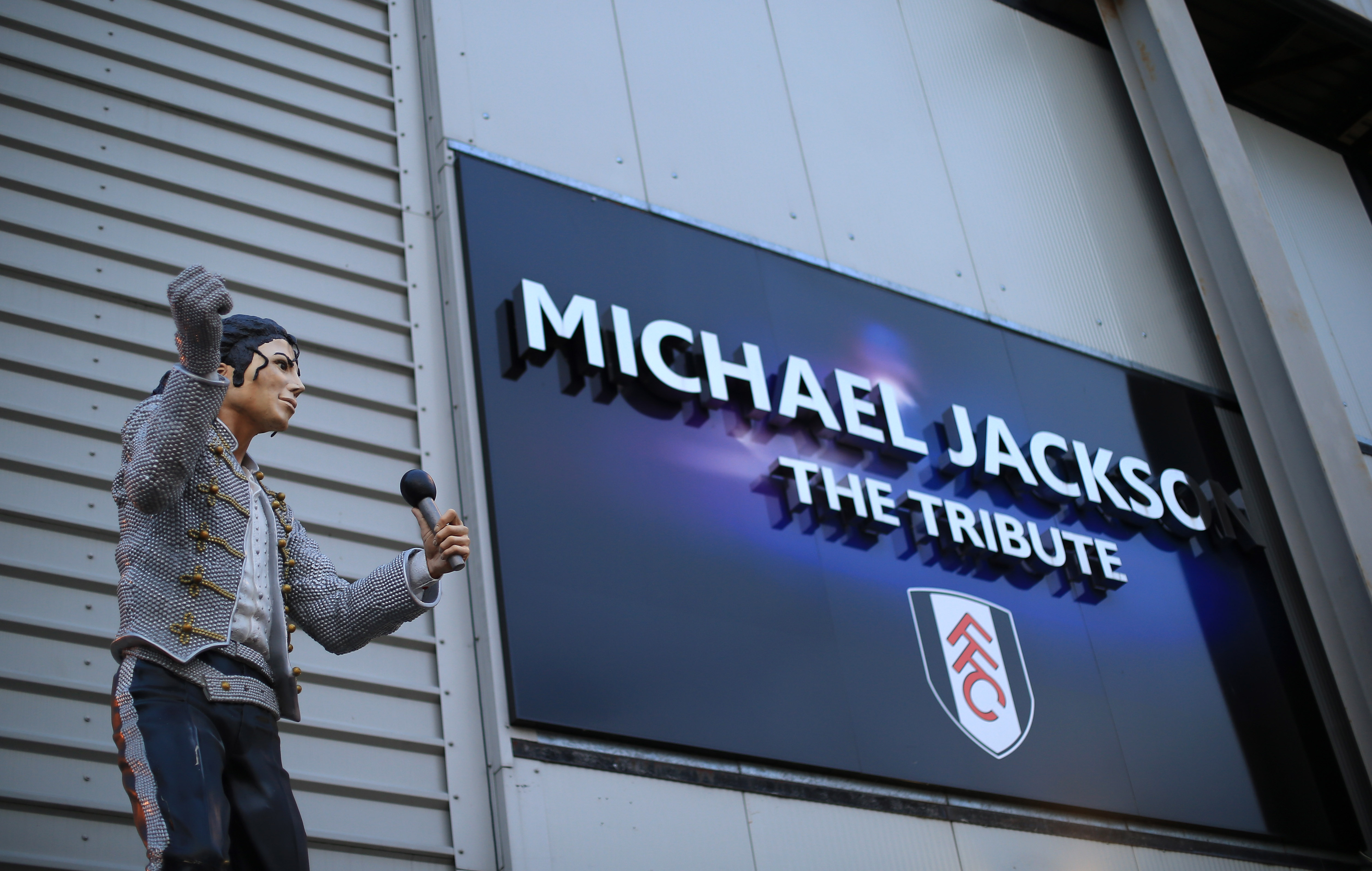 Ex-dono do Fulham ‘culpa’ retirada da estátua de Michael Jackson por rebaixamento