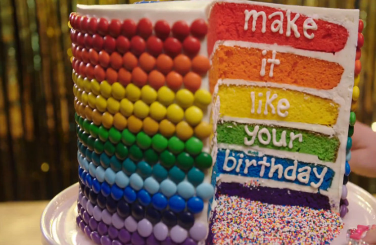 Bateu a fome: Katy Perry lança lyric video com muitos docinhos para 'Birthday'