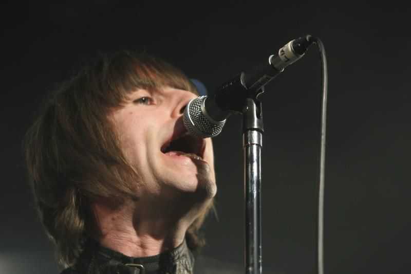 Liam Gallagher participa do desafio do balde e aproveita para provocar Noel; veja