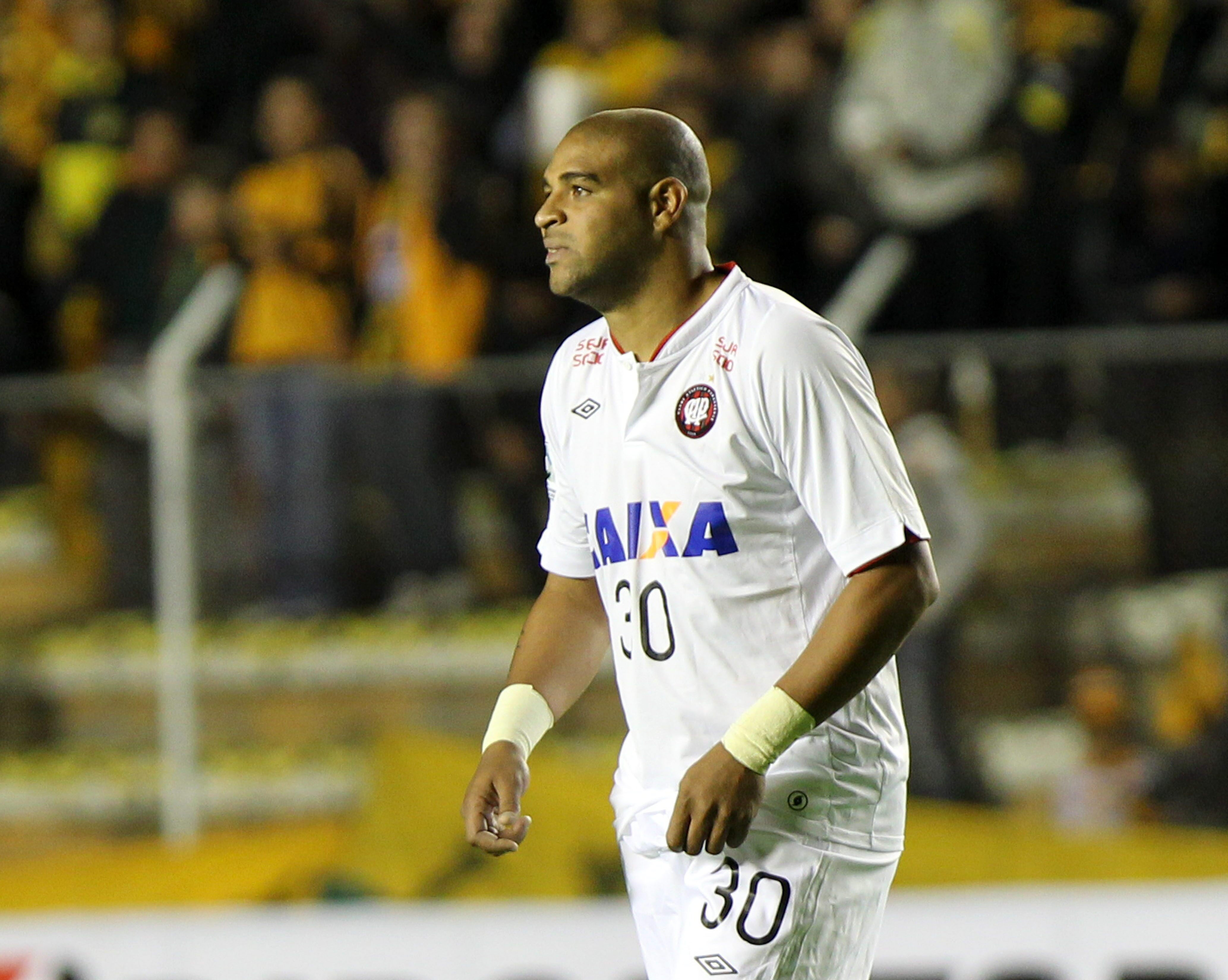 Após fracasso na Libertadores, Atlético Paranaense anuncia saída de Adriano