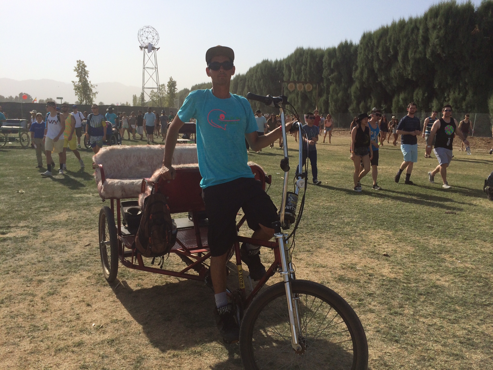 Bicicletas-táxi são meio de transporte sustentável no Coachella