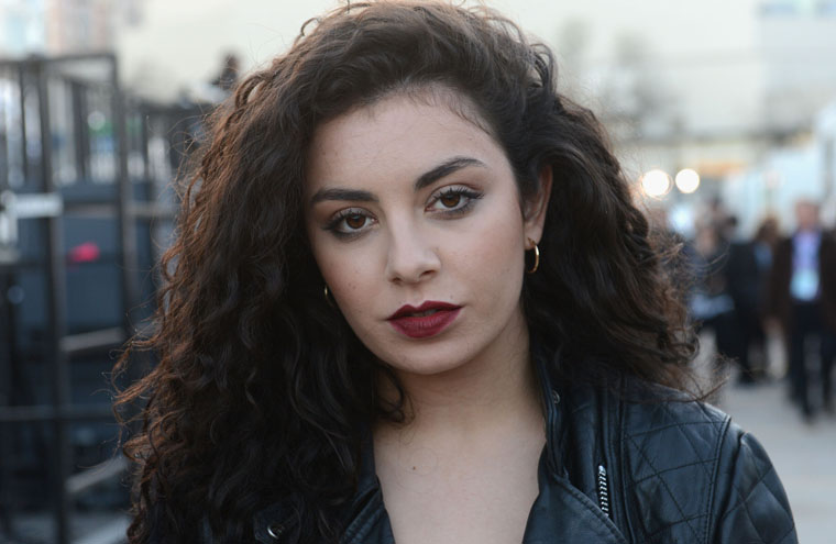 Charlix XCX grava música para 'A Culpa É Das Estrelas'; ouça 'Boom Clap'