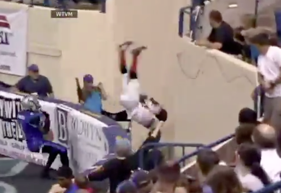 Atleta de futebol americano indoor dá mortal espetacular e faz touchdown