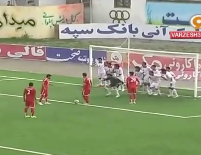 Lance bizarro na segunda divisão iraniana tem barreira de 11 jogadores