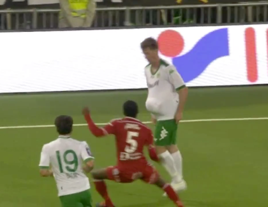 Cheio de graça, sueco tenta driblar com a camiseta e leva amarelo