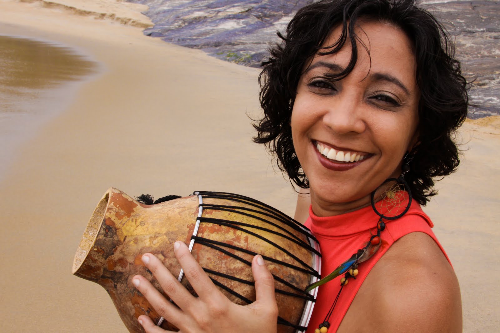 Cantora paraibana Socorro Lir volta à África para recriar identidade brasileira
