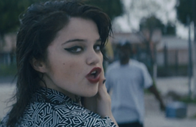 Sky Ferreira vai parar na cadeia em clipe de 'I Blame Myself'