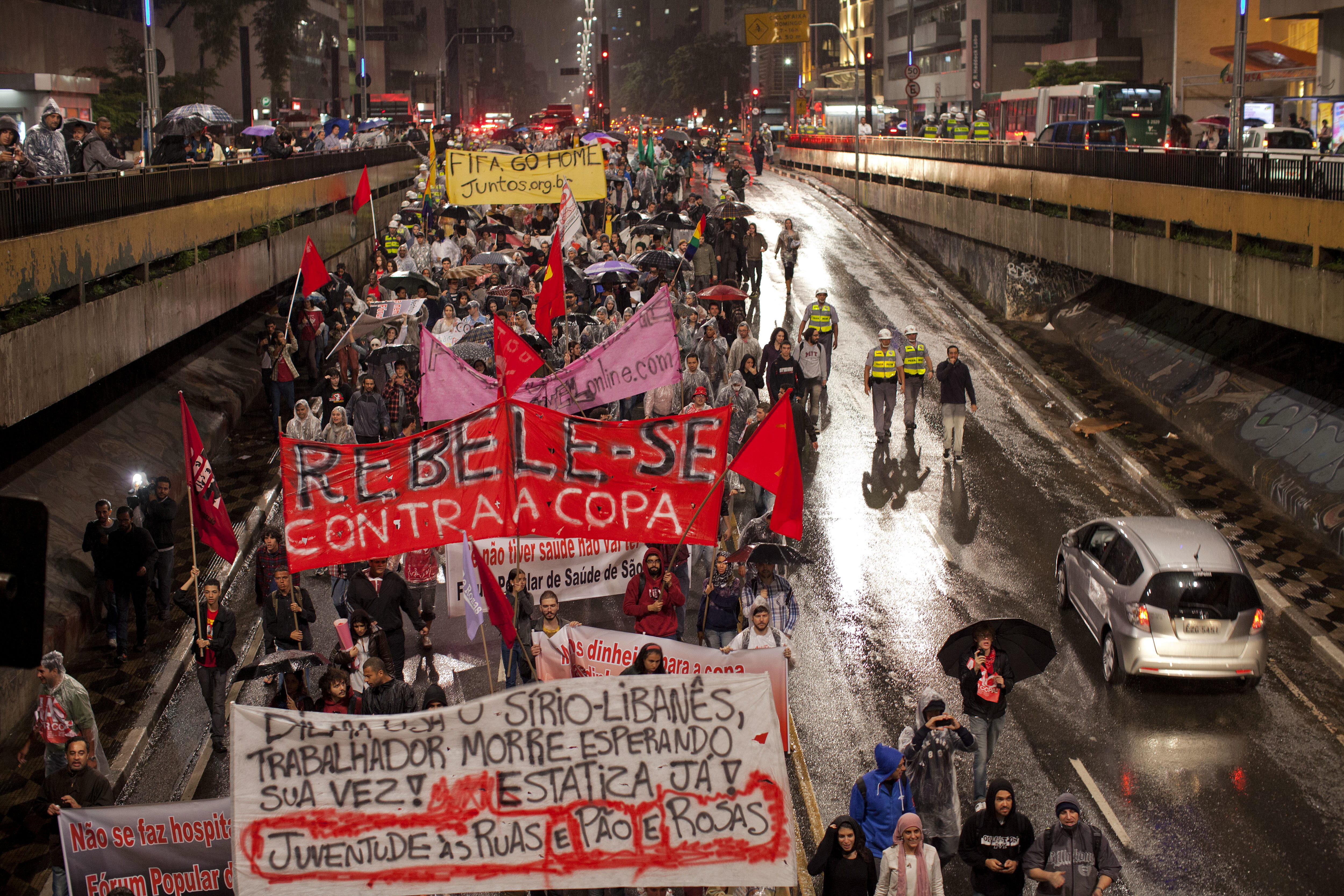 Ato contra a Copa reúne mil pessoas no centro de São Paulo