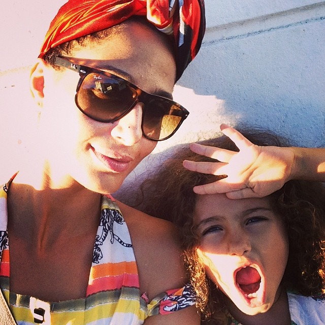 Em momento raro, Camila Pitanga publica foto ao lado da filha