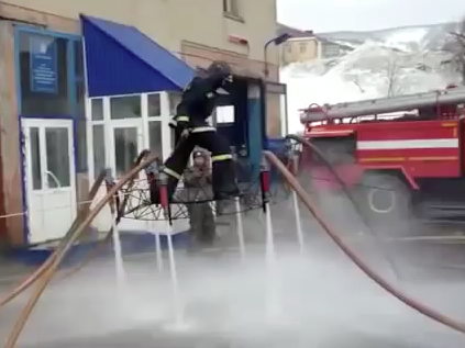Veja como os bombeiros russos fazem para se divertir no tempo livre