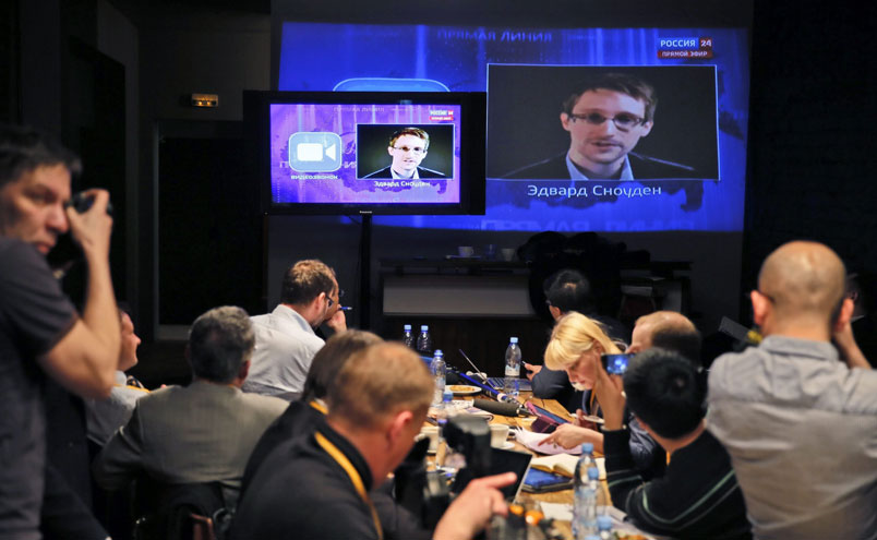 Snowden reaparece na televisão russa para fazer uma pergunta a Putin