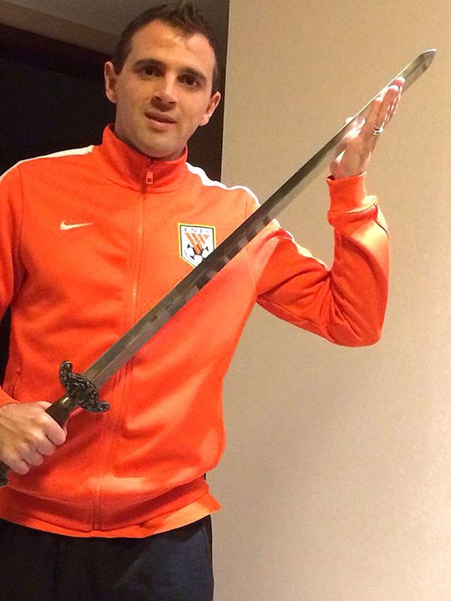 Torcedor presenteia meia argentino Montillo com uma espada na China