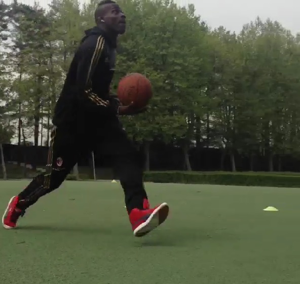 Balotelli posta vídeo dando enterrada e deixa recado para Kobe Bryant