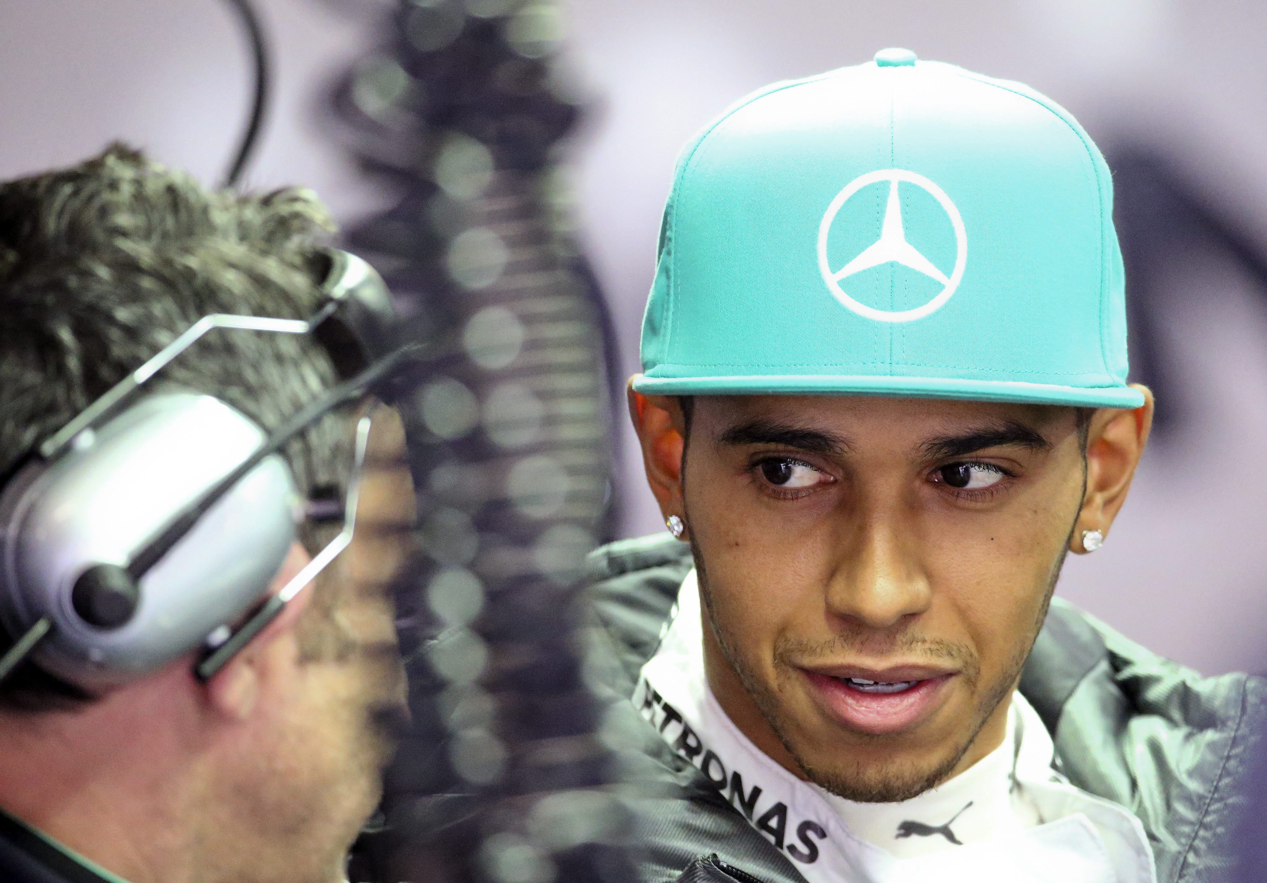 Lewis Hamilton faz a pole position para o GP da China