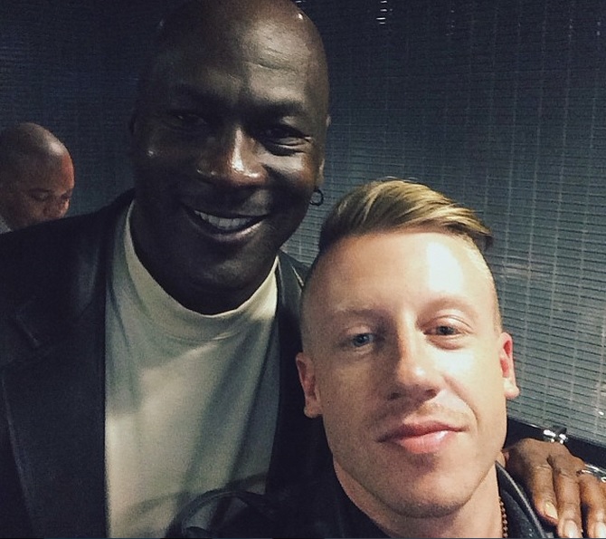 Macklemore posta selfie ao lado de Michael Jordan em rede social