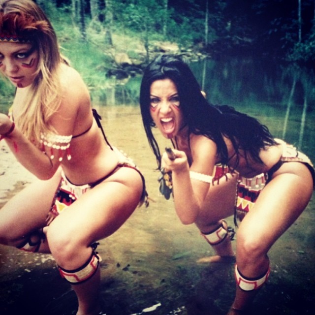 Scheila Carvalho posta foto dela ao lado de Sheila Mello vestidas de índias