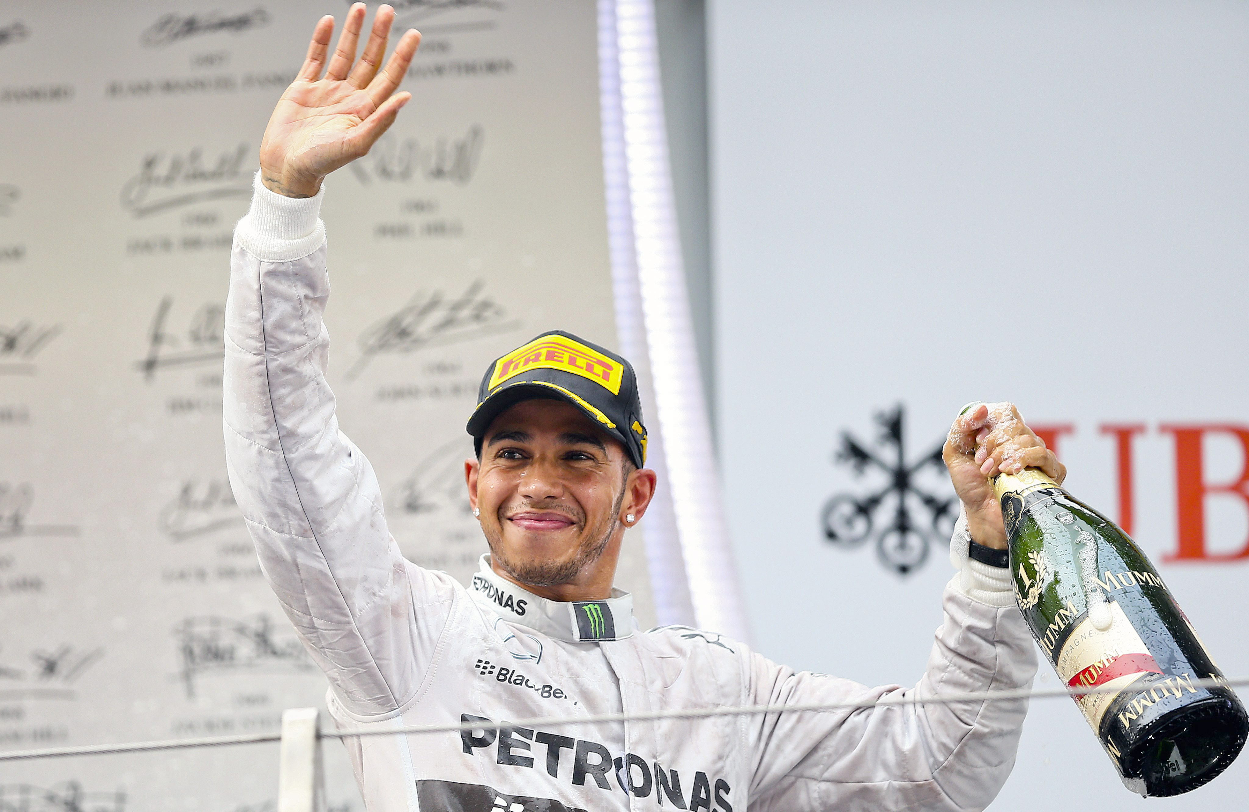 Lewis Hamilton vence de ponta a ponta o GP da China