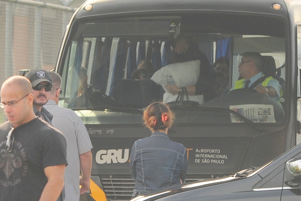 Demi Lovato chegou a São Paulo na tarde deste domingo (20). Ela estava carregando um travesseiro que não desgrudou dela durante todo o desembarque e também usava óculos escuros. Ela se apresenta em São Paulo nos dias 22, 24 e 25 de abril e segue em turnê pelo Brasil