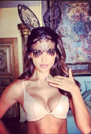 Irina Shayk posta foto de coelhinha sexy e é criticada por fãs