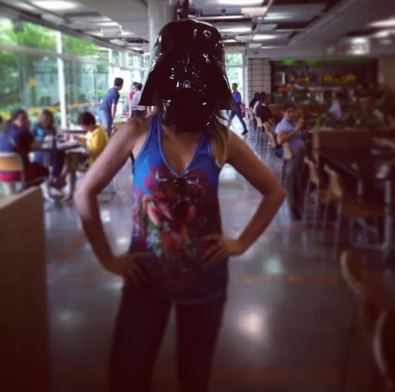 Flávia Alessandra coloca máscara de Darth Vader