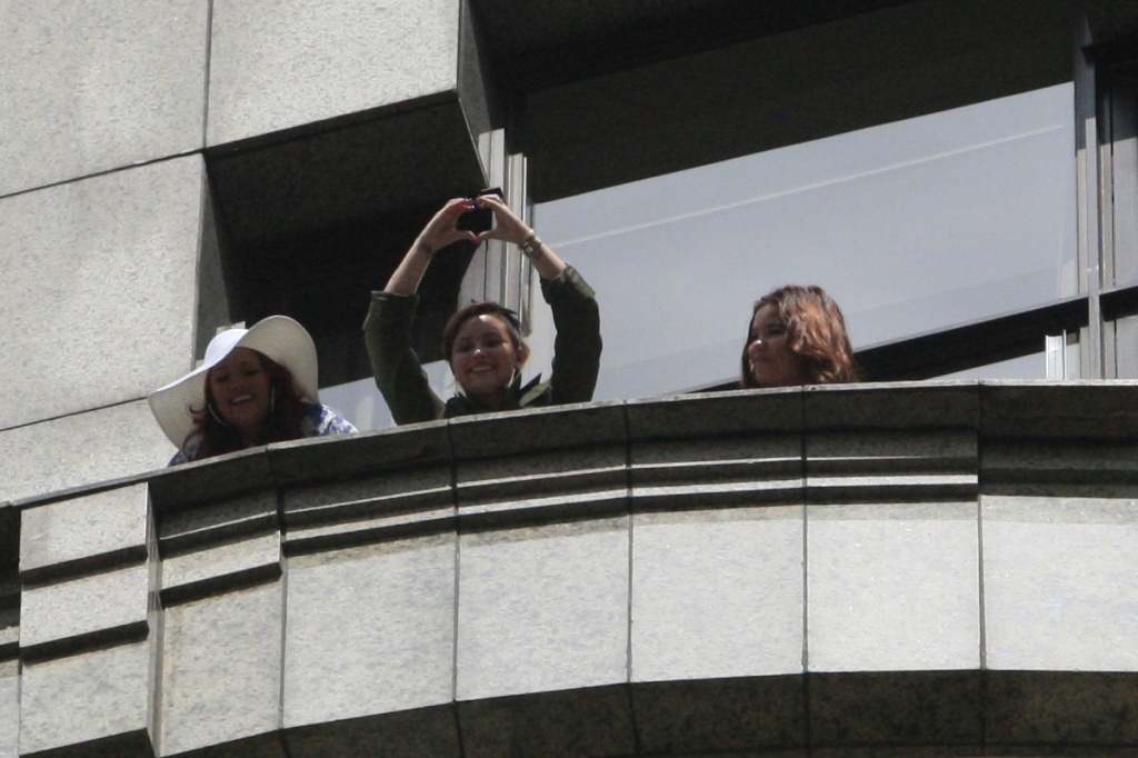 Os fãs de Demi Lovato cercaram o hotel que a cantora está hospedada em São Paulo, nesta segunda-feira (21). Ela apareceu na sacada do hotel um coraçãozinho com as mãos. Houve gritaria, choro e alguns fãs tentaram invadir o hotel, mas os seguranças impediram