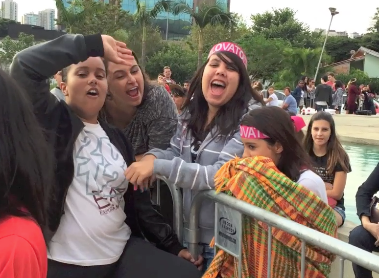 Acampamento em SP reúne 'lovatics', fãs de Demi Lovato, e 'black stars', de Avril Lavigne