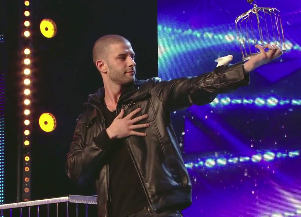 Canadense faz show de mágica impressionante no Britain's Got Talent