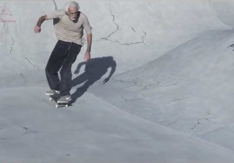Iniciante aos 60 anos , americano se reinventa com o skate