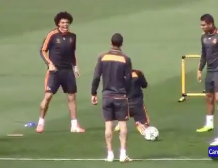 Pepe mostra habilidade e dá duas canetas no Marcelo em treino