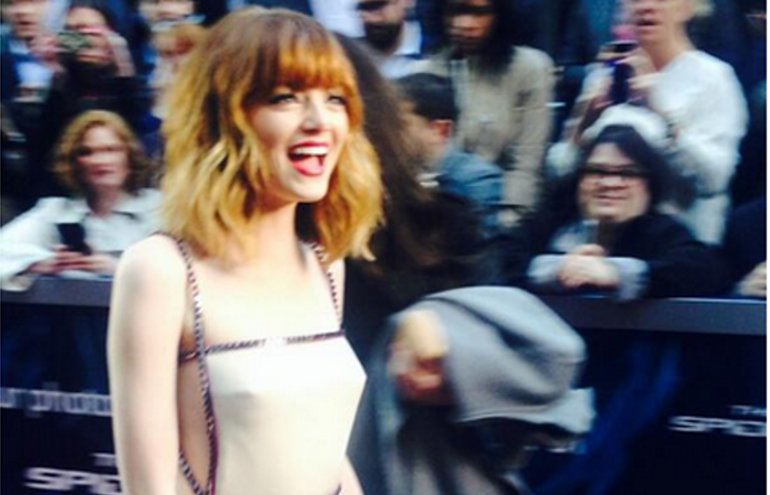 Emma Stone mostra, em première de filme, por que vestido transparente e frio não combinam