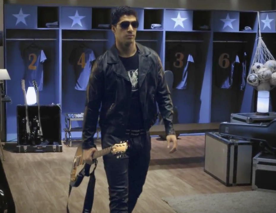 Luis Suárez dá uma de astro do rock em comercial da Pepsi