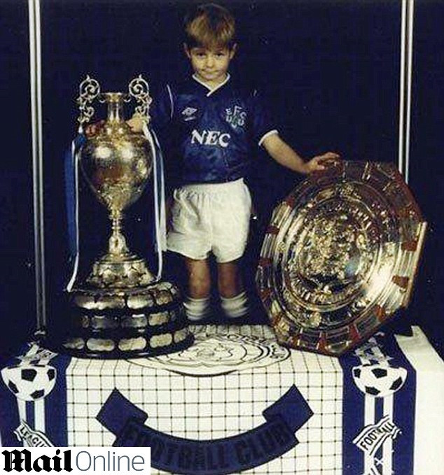 Jornal ‘desenterra’ foto de Gerrard, ídolo do Liverpool, com a camisa do maior rival