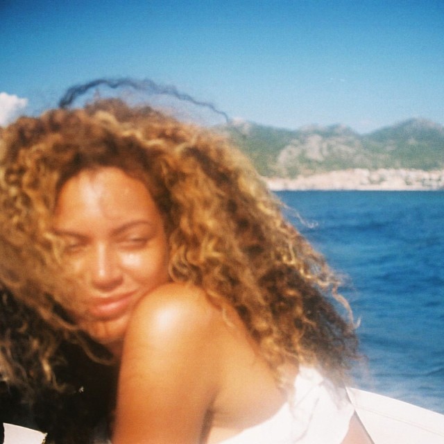 Ao natural: Beyoncé posta foto sem maquiagem