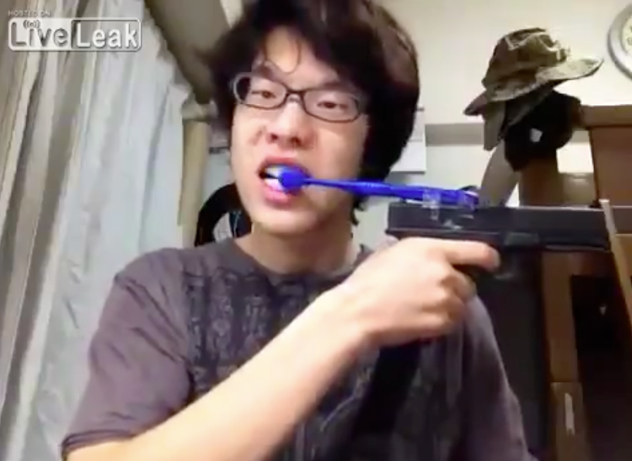 Japonês resolve escovar os dentes usando uma pistola automática; confira o vídeo