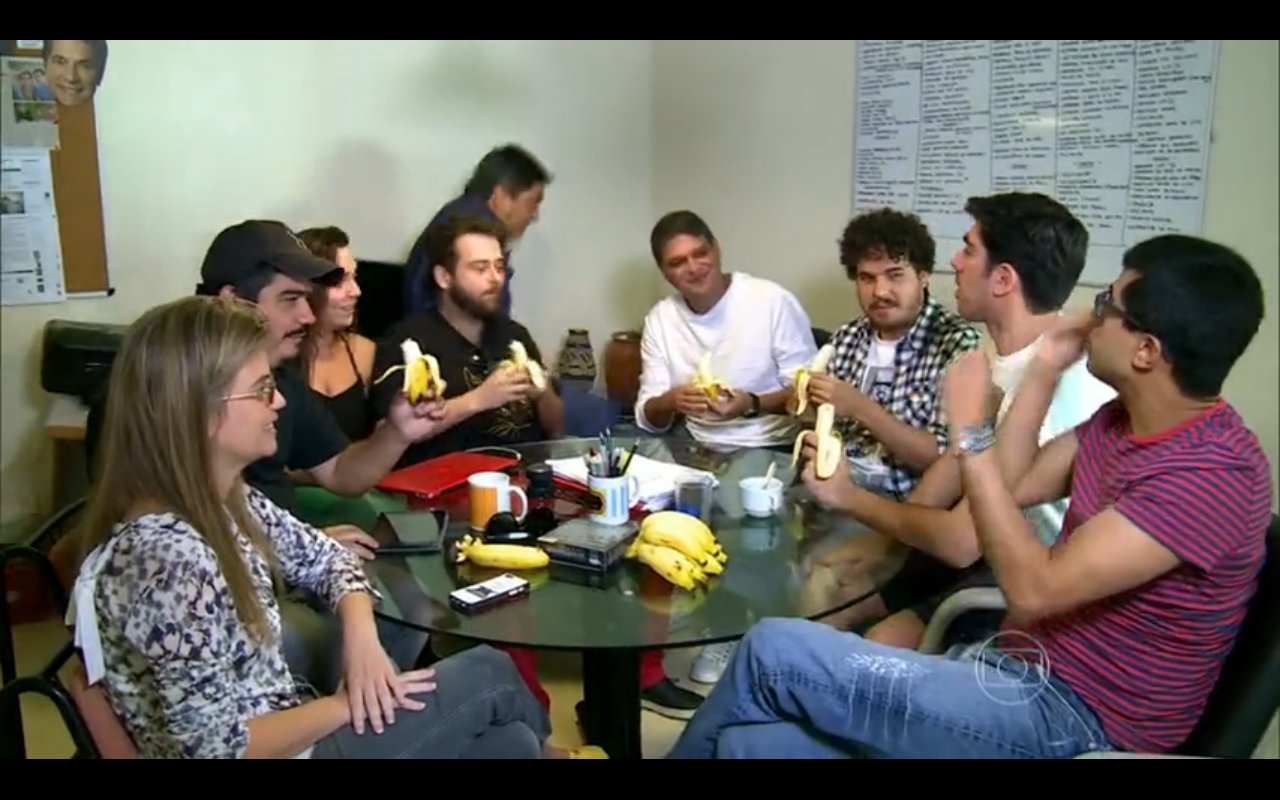 Zeca Camargo leva tombo e destrói mesa durante matéria no Vídeo Show