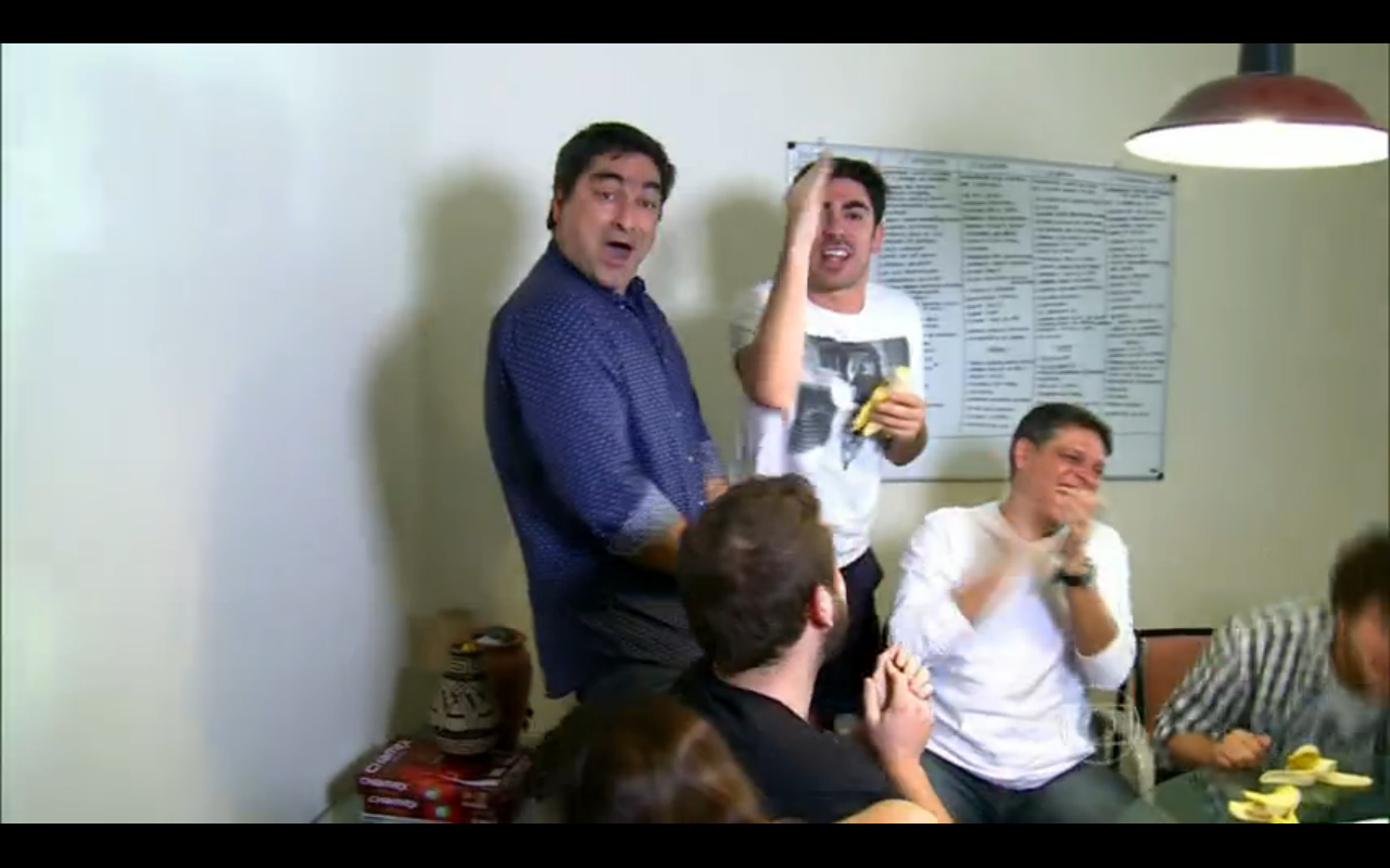 Zeca Camargo cai e quebra mesa durante entrevista e paga mico