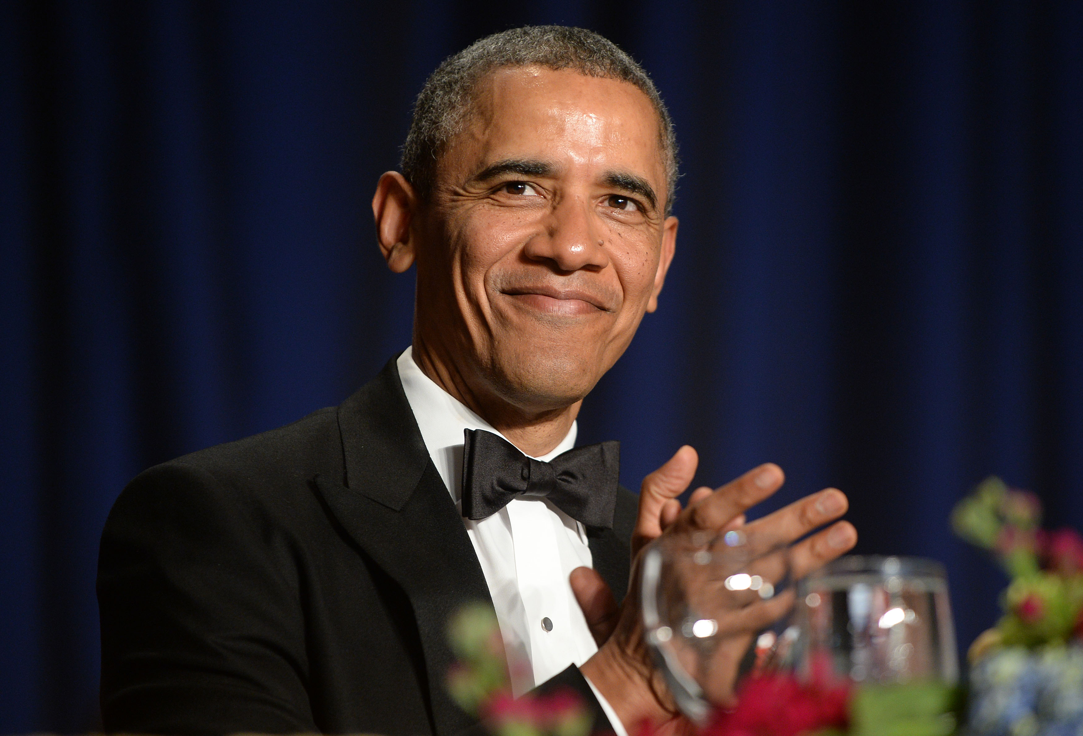 Obama tira sarro da CNN e da própria nacionalidade em jantar na Casa Branca