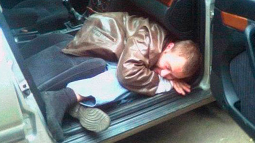 Homem bêbado dorme no carro que ele estava roubando