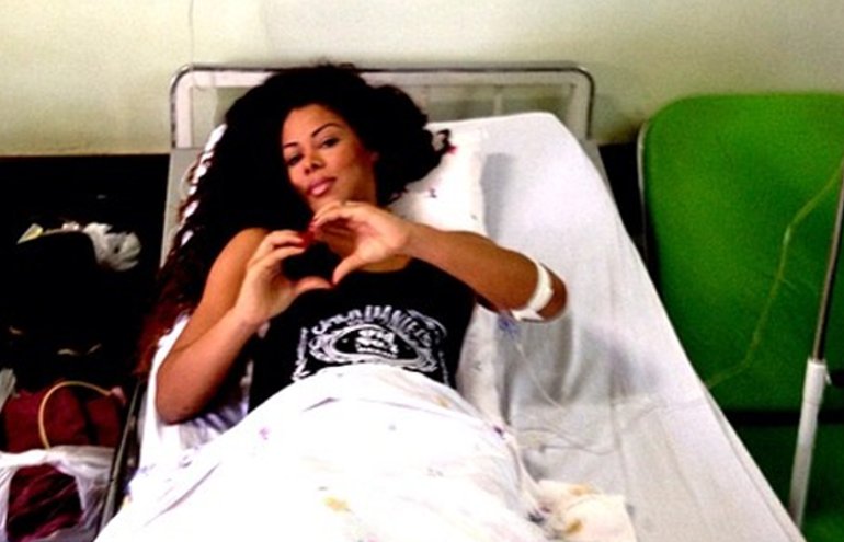 Dançarina do Latino que foi baleada publica foto do hospital e agradece carinho