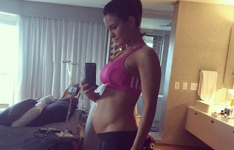 Kyra Gracie publica foto exibindo sua barriga de grávida