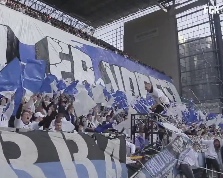 Torcida do Copenhague faz festa extraordinária com bandeirão inovador