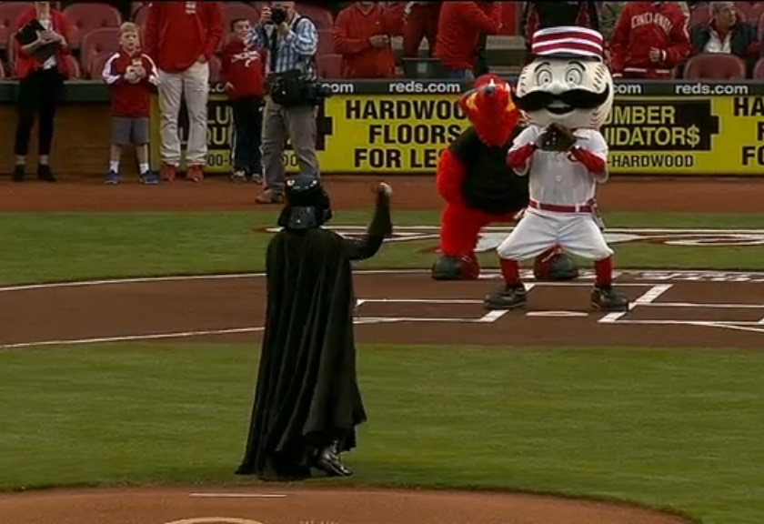 Darth Vader rouba a cena na MLB e mostra que não sabe jogar beisebol
