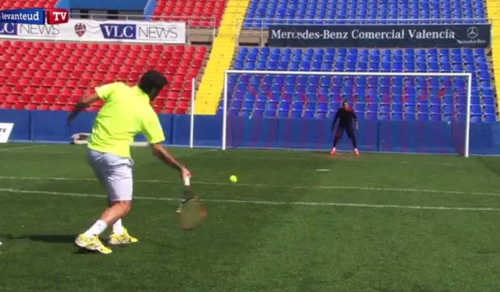 Keylor Navas treina com bola de tênis com Pablo Andujar