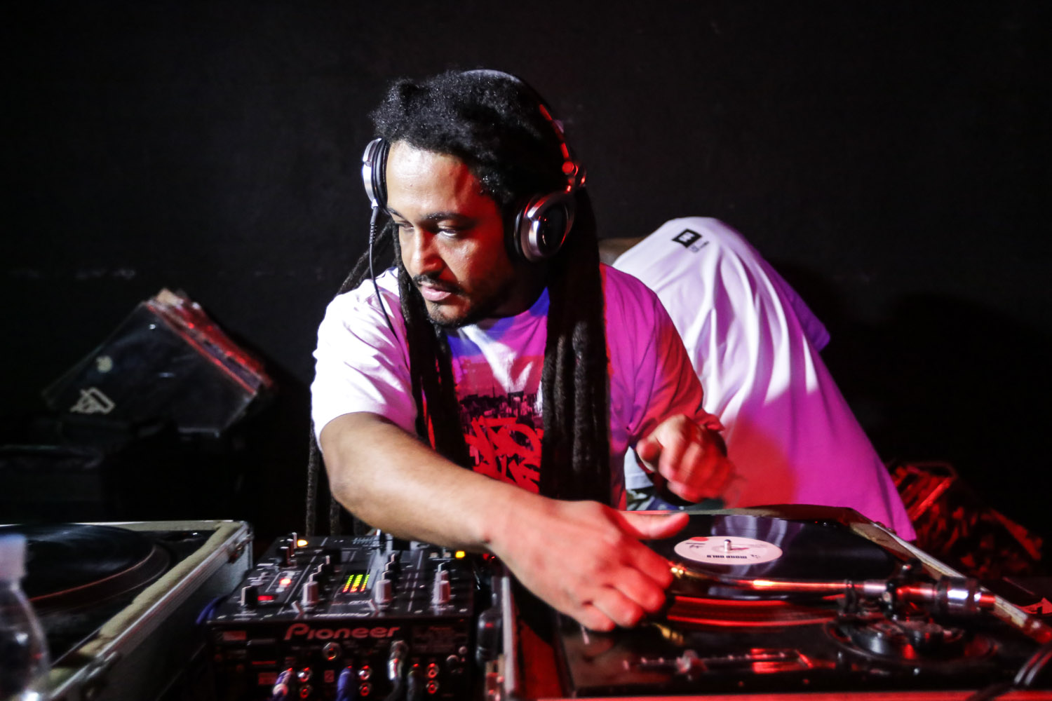 Festa em que DJs só tocam vinil reúne amantes da black music em SP