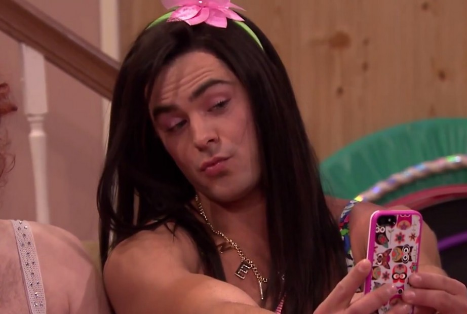 Zac Efron se veste de mulher em quadro do programa Jimmy Fallon