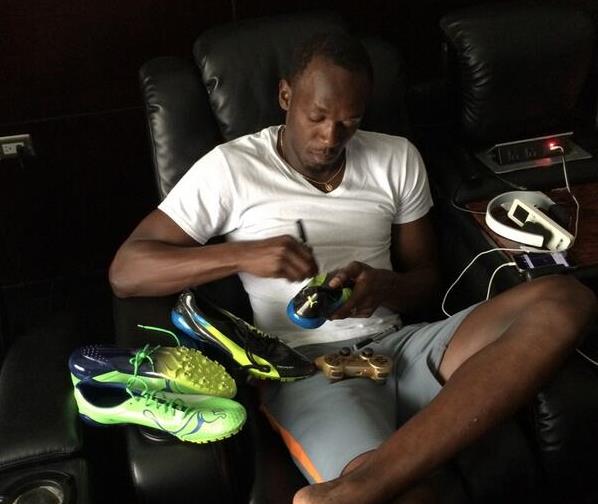 Sapatilhas autografadas de Bolt avaliadas em R$ 75 mil são roubadas e atleta pede devolução