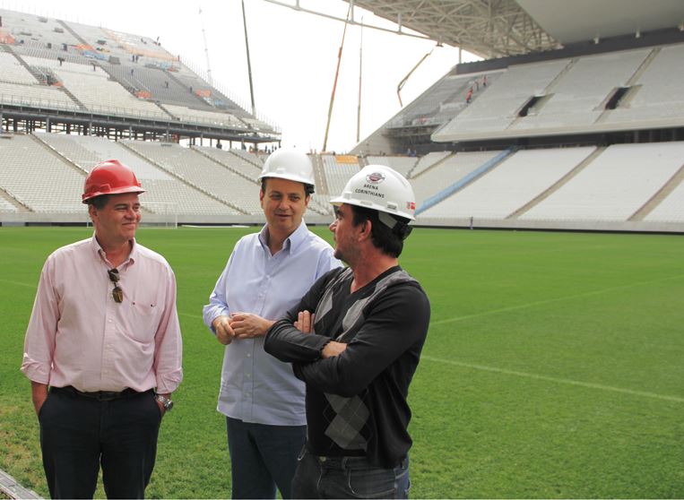 Pré-candidato ao Governo de SP, Kassab visita estádios de Corinthians e Palmeiras