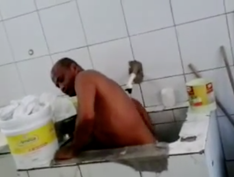 Funcionário de restaurante em Maceió toma banho no tanque da cozinha