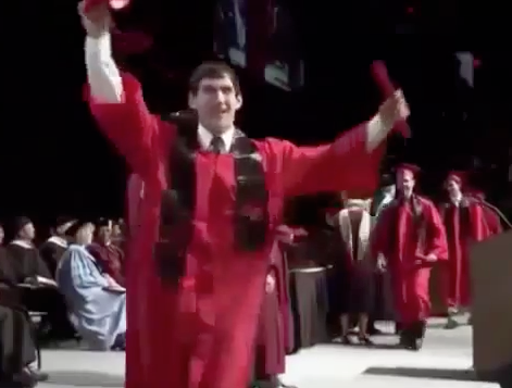 Empolgado com a formatura, jovem tenta mortal e paga mico