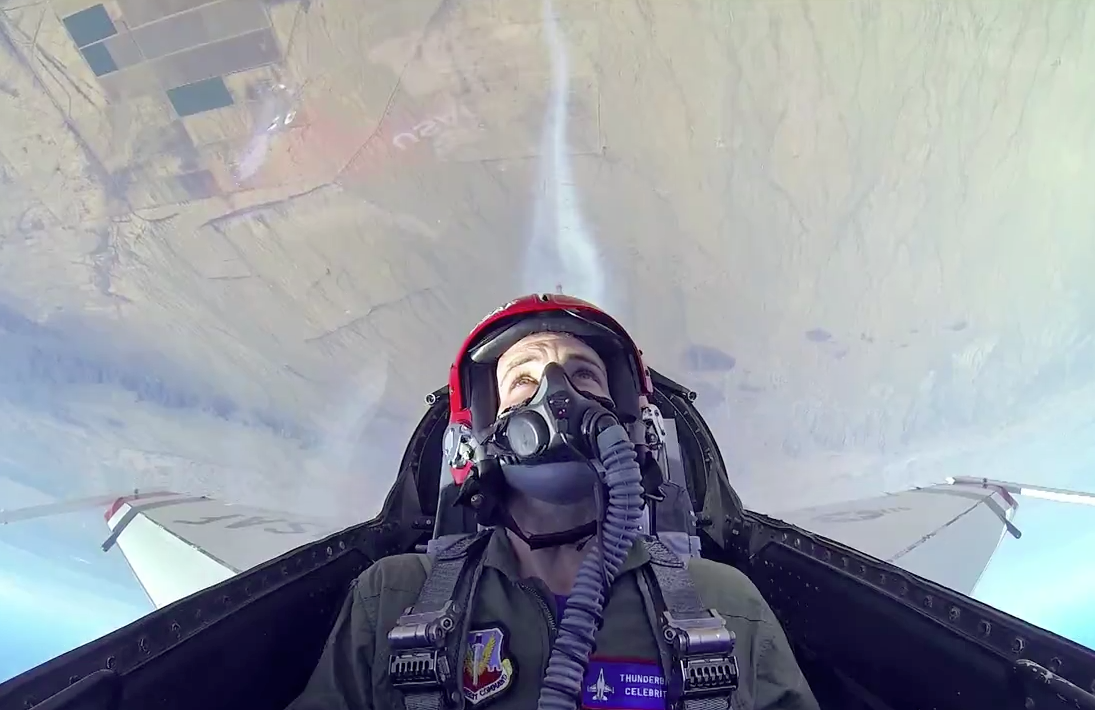 Veja a reação desse jovem ao pilotar avião de combate pela primeira vez